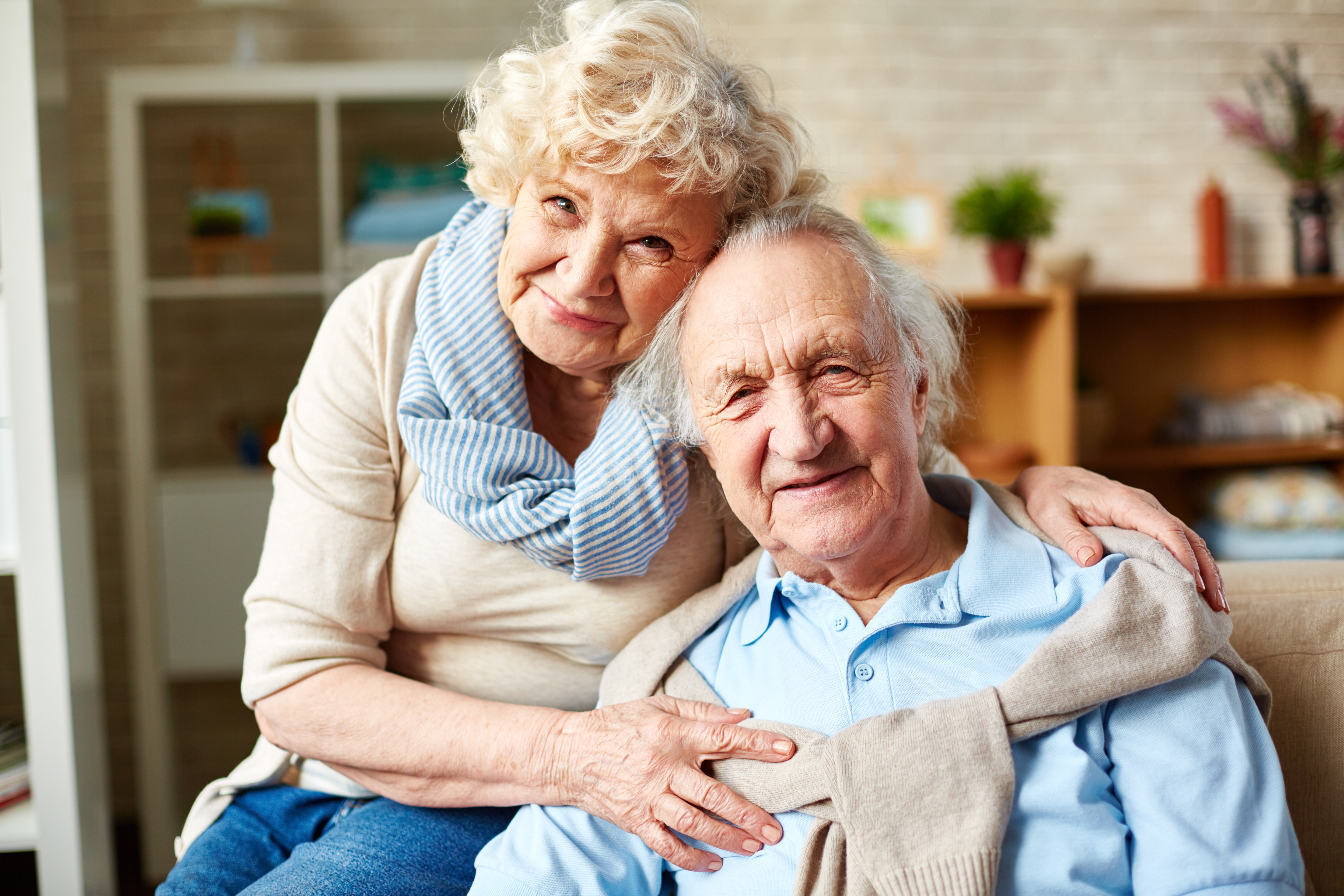 Пожилыми считаются люди в возрасте. Счастливые пенсионеры. Пожилые люди. Пожилой человек в квартире. Пара пожилых людей.